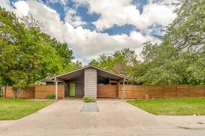 Laura's Fully Fenced Yard For Dogs To Rent In Austin - Austin, Texas 1